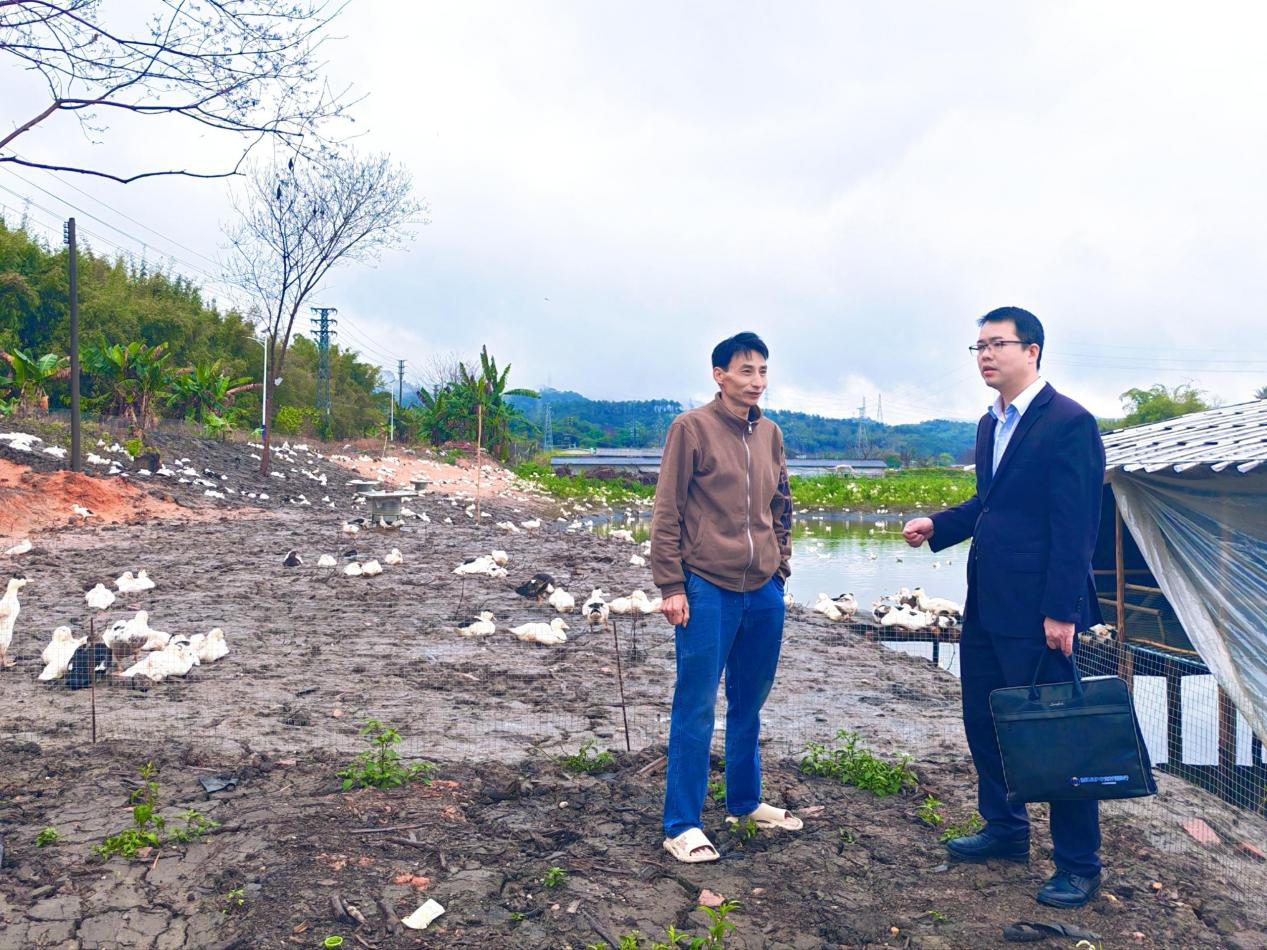党建引领春耕路，村居业务伴农行