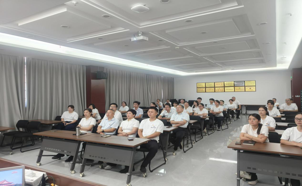 村镇银行员工齐聚观看九三阅兵，抗战精神激发金融服务新动能