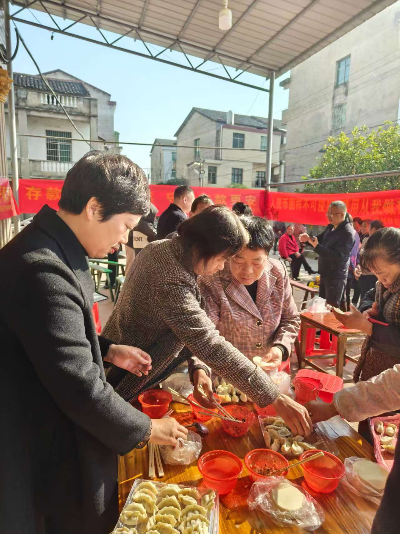 冬日送暖英南村，金融惠民心贴心